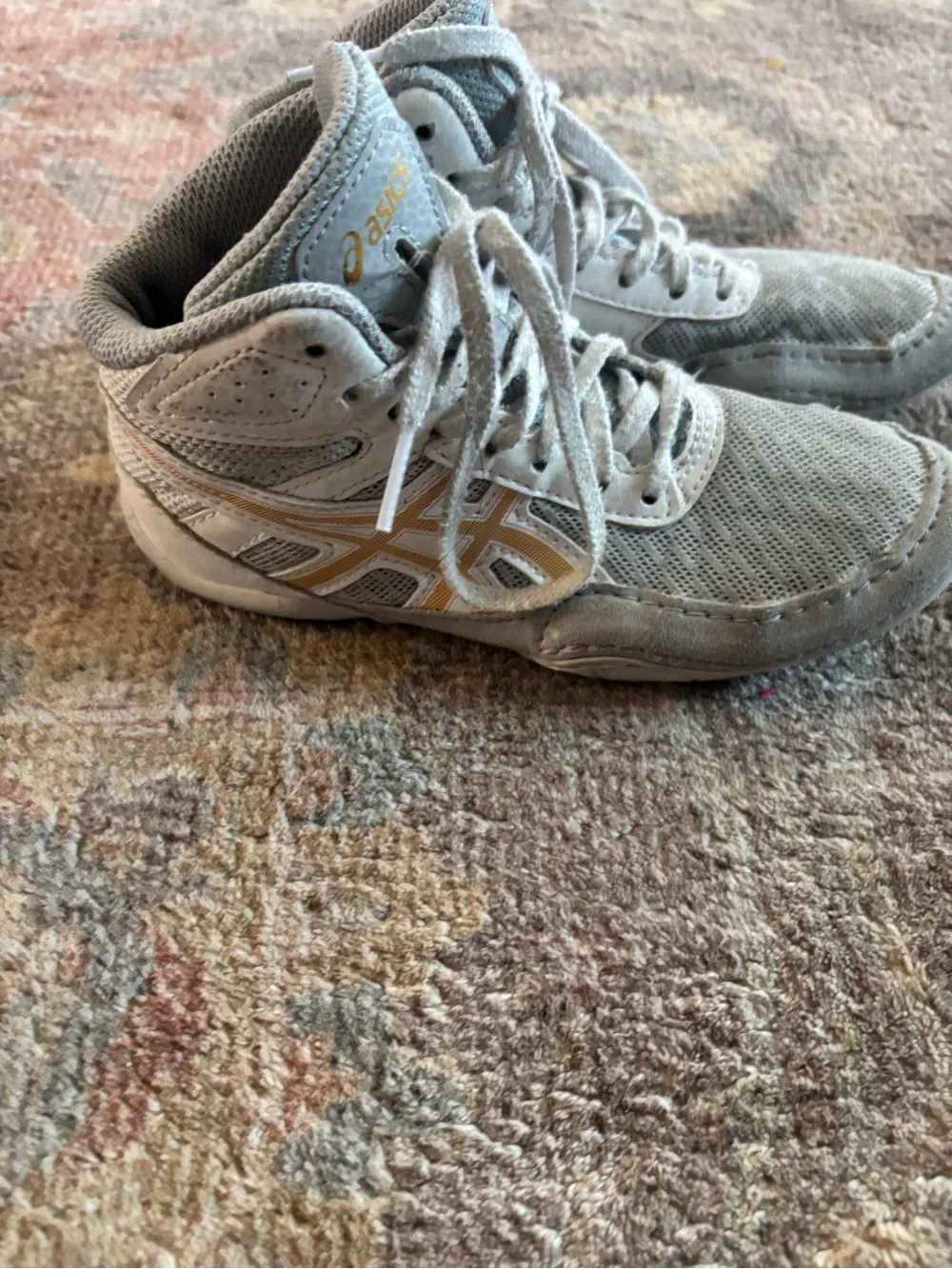ASICS matflex Kids' Light Gray Sneakers with Gold Stripes